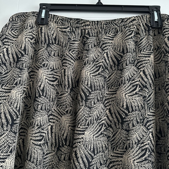 Chic Black & Tan reversible 2 print women’s plus 3X skirt. - Picture 4 of 8